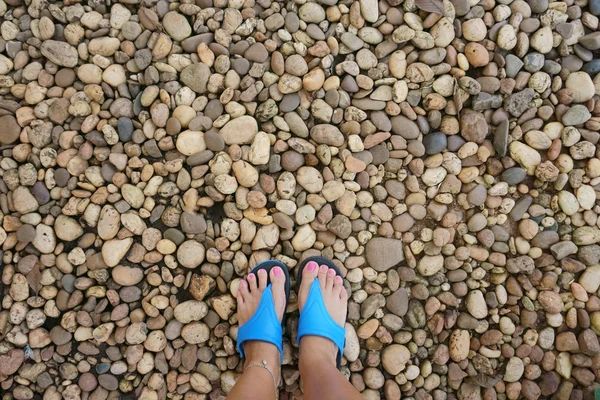 Flip Flops auf seinen Füßen — Stockfoto