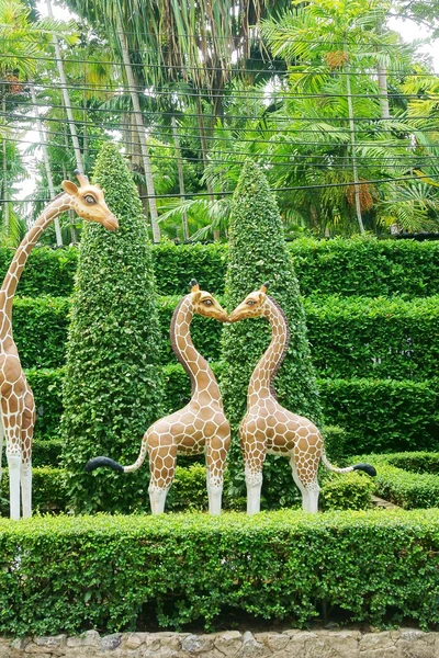 sculpture in giraffes, giraffes kissing