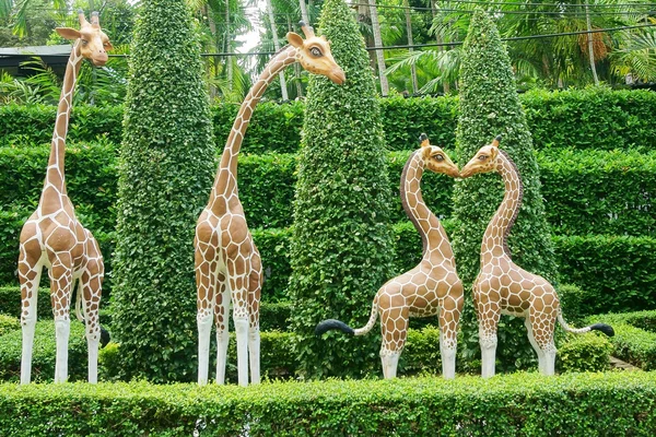 sculpture in giraffes, giraffes kissing