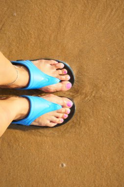 Sahilde kadın ayak flip floplar