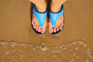 Sahilde kadın ayak flip floplar