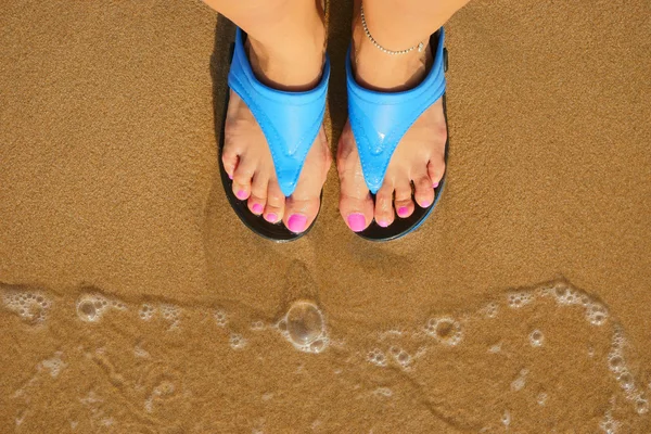 Female foot in flip flops on the beach — Stock Photo, Image