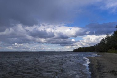 Mavi gökyüzünde güzel kara bulut