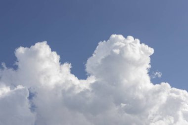 Kabarık bulutlar ve mavi gökyüzü arkaplanı