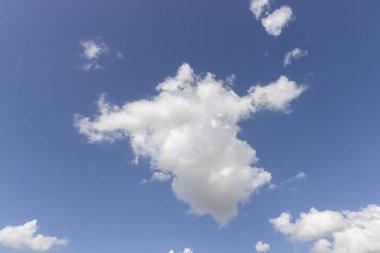 Kabarık bulutlar ve mavi gökyüzü arkaplanı