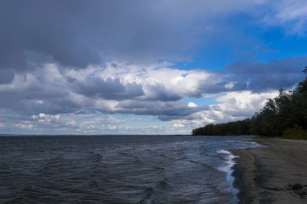 Mavi gökyüzünde güzel kara bulut