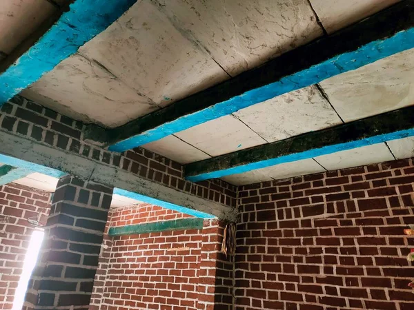 Hindistan 'da tuğla duvarlı güzel bir iç tasarım.