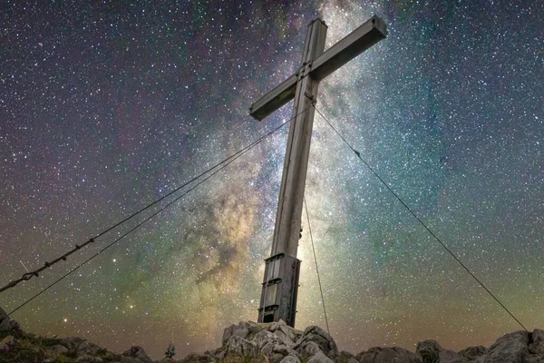 Tepe istasyonunda ahşap bir kilise var.