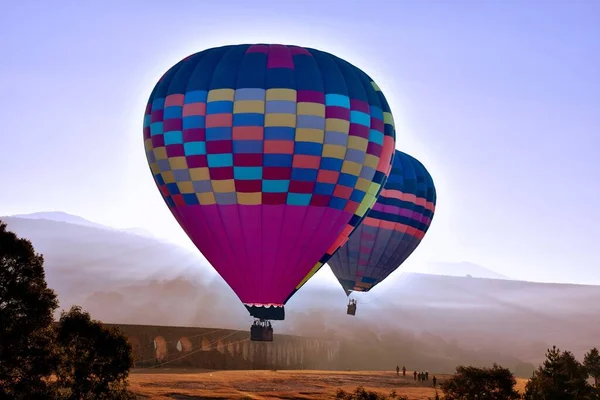 Güzel sıcak hava balonları mavi gökyüzünde uçar