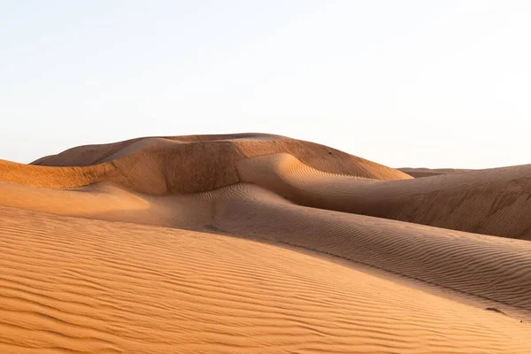 Hete Woestijn Zandduinen Onder Blauwe Lucht — Stockfoto