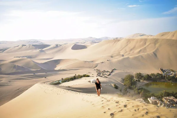 Hete Woestijn Zandduinen Onder Blauwe Lucht — Stockfoto