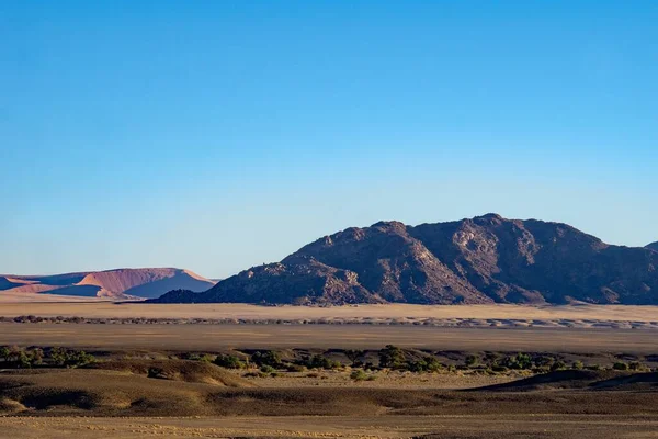 Hete Woestijn Zandduinen Onder Blauwe Lucht — Stockfoto