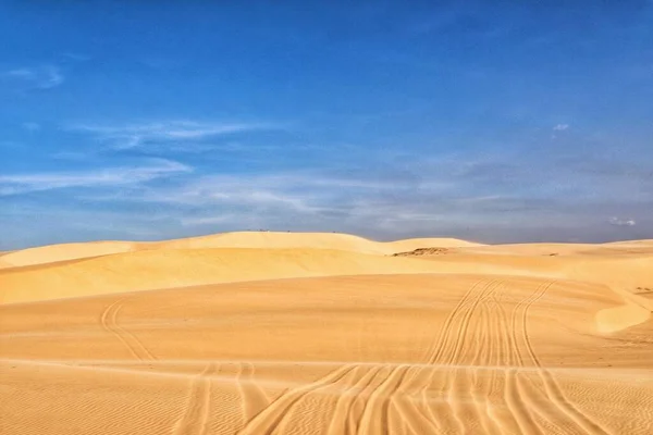 Hete Woestijn Zandduinen Onder Blauwe Lucht — Stockfoto