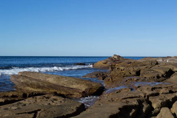 Rocce sulla costa dell'oceano — Foto Stock