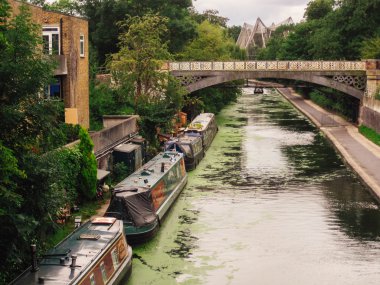 Londra'da Regents kanal üzerinde yüzen