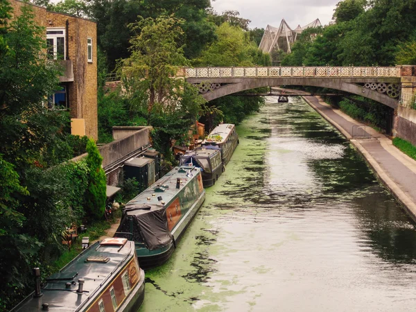 ロンドンのリージェンツ運河にハウスボート — ストック写真