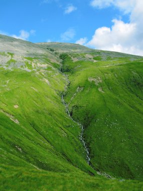Ben Nevis dağ İskoçya'da giderken şelale