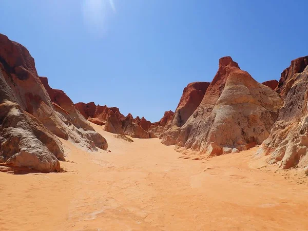 Röda Sandstensklippor Och Underbara Blå Himmel Nordöstra Brasilien — Stockfoto