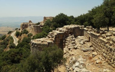 Kale harabelerinin ve arkasındaki manzaranın göz kamaştırıcı manzarası.