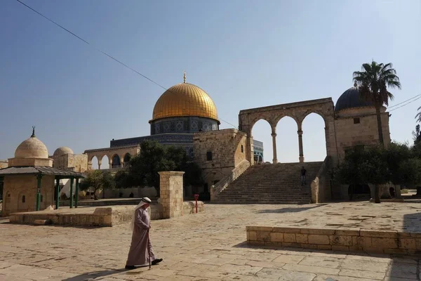 Schöne Aufnahme Des Felsendoms Mit Arabischen Fußgängern Vordergrund — Stockfoto