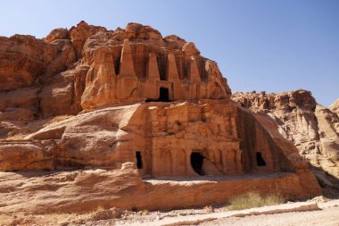 Ürdün Çölü 'ndeki kumtaşı kayalıklarından geçen inanılmaz binalar.