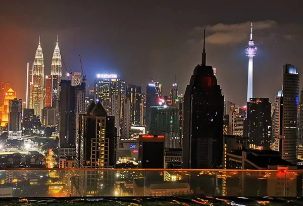 Kuala Lumpur Çatı Katındaki Yüzme Havuzundan Harika Bir Gece Manzarası — Stok fotoğraf