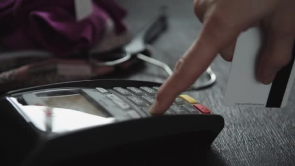 Balayage manuel de carte de crédit en magasin 