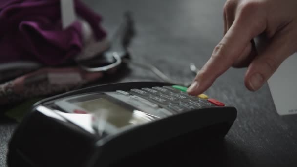 Mão deslizando cartão de crédito na loja — Vídeo de Stock