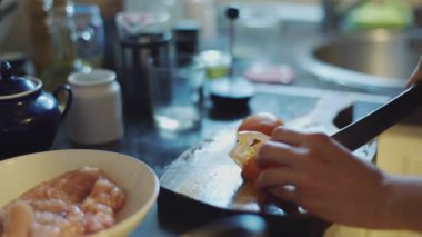 Kadın bir salata sebze ve tavuk hazırlar