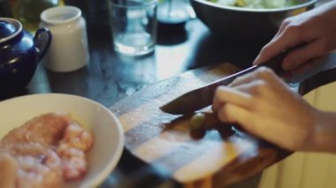 Kadın bir salata sebze ve tavuk hazırlar