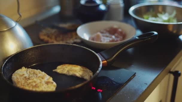 Mulher prepara uma salada de legumes e frango — Vídeo de Stock