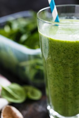Camda yeşil smoothie