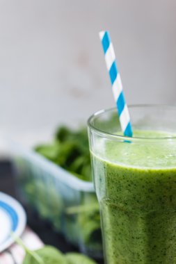Camda yeşil smoothie