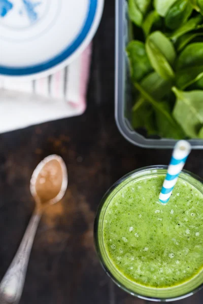 Grüner Smoothie im Glas — Stockfoto