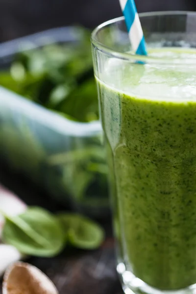 Grüner Smoothie im Glas — Stockfoto