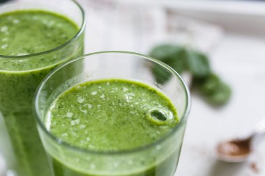 Cam iki yeşil smoothie