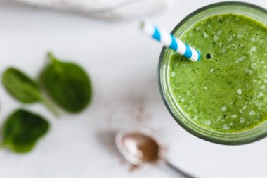 Cam yeşil smoothie