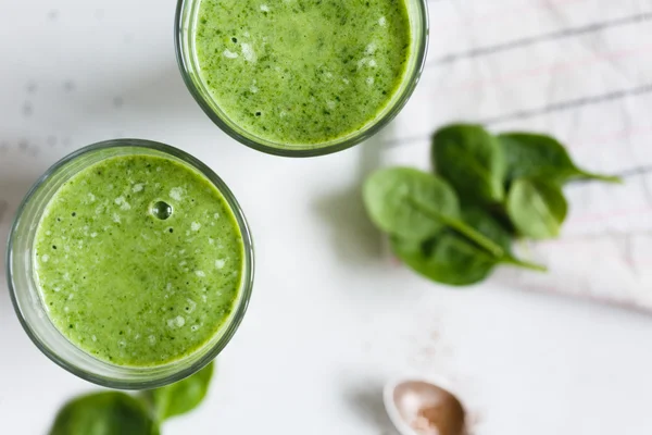 Dois smoothie verde no vidro — Fotografia de Stock