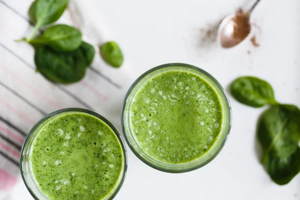 Twee groene smoothie in het glas — Stockfoto