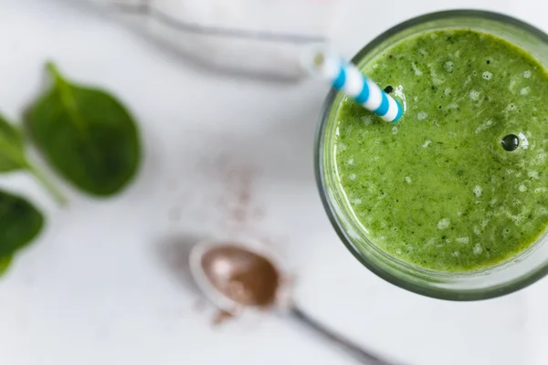 Smoothie verde no vidro — Fotografia de Stock