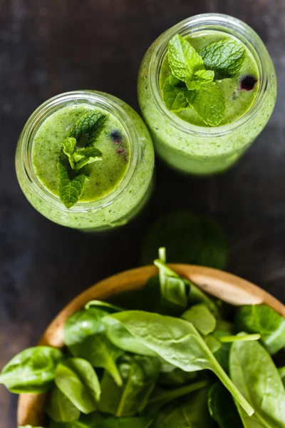 Zwei grüne Smoothies im Glas — Stockfoto