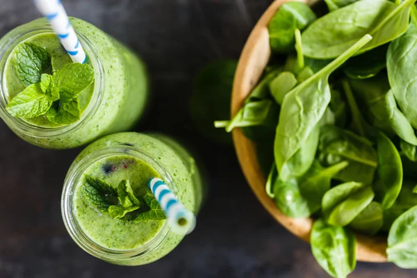 Zwei grüne Smoothies im Glas — Stockfoto