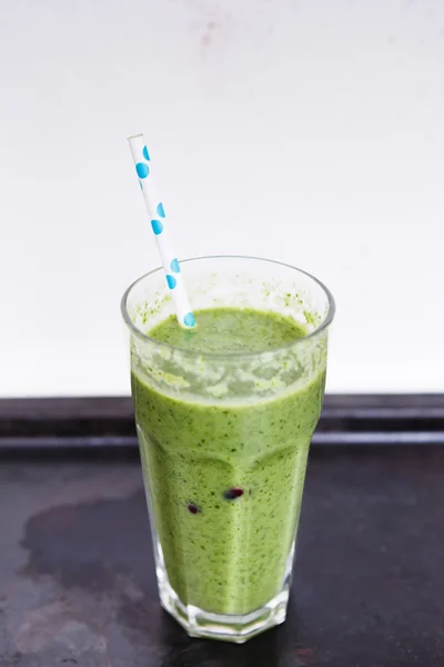 Smoothie verde no vidro — Fotografia de Stock