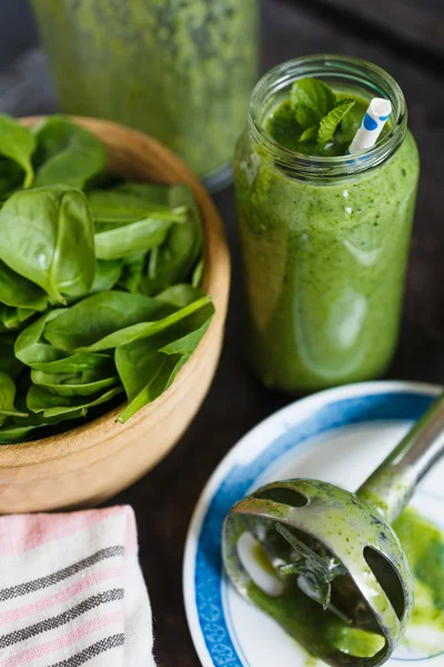 Batido verde en el frasco — Foto de Stock