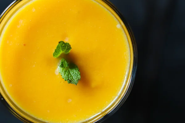 Batido de naranja en el vaso — Foto de Stock