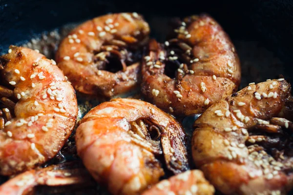 Camarones fritos con ajo y semillas de sésamo —  Fotos de Stock