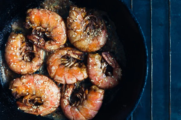 Gamberetti fritti con aglio e semi di sesamo — Foto Stock