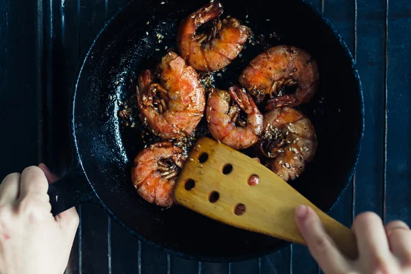 Gamberetti fritti con aglio e semi di sesamo — Foto Stock