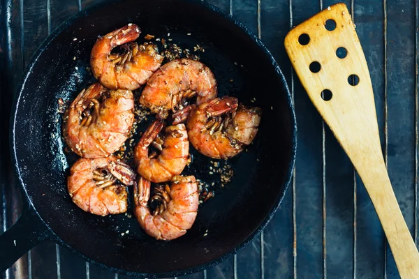 Gamberetti fritti con aglio e semi di sesamo — Foto Stock