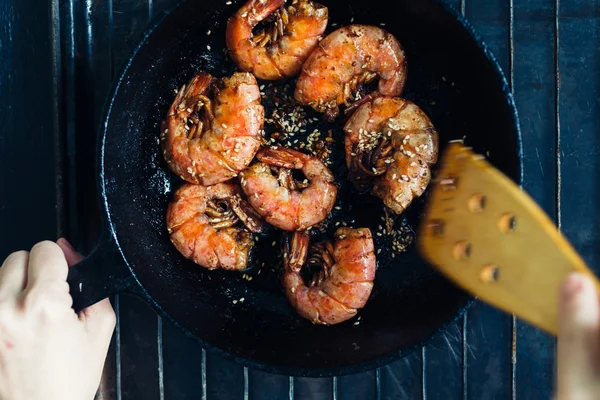 Gamberetti fritti con aglio e semi di sesamo — Foto Stock